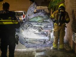 Van de auto aan de Oliemolen in Roosendaal bleef weinig over (foto: Christian Traets/SQ Vision).