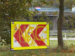 Stickers en een vlag bij de snelweg A58.