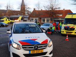 Meerdere hulpverleners werden na de aanrijding in Wanroij opgeroepen (foto: Saskia Kusters/SQ Vision).