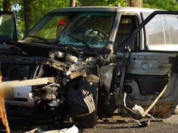 Een auto is dinsdagochtend tegen een boom gebotst op de Eindsestraat in Dongen.