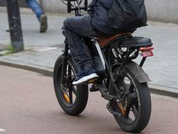 Fatbike in het verkeer (foto: Harold Versteeg/ANP).