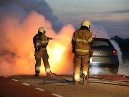 Brandweerlieden konden weinig meer doen voor de auto.