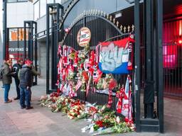 De herdenkingsplek bij het Stadion (foto: PSV via Facebook) 