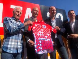 Wielericoon Joop Zoetmelk krijgt in Breda speciale, Nederlandse rode trui uitgereikt voor La Vuelta.