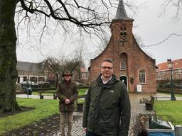 Henk Veltmeijer (l) en Ton Gimbrère bij de Hasseltse Kapel. (Foto: Tom van den Oetelaar)