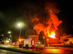 De brandweer heeft veel werk aan het Stroomhuis (foto: SQ Vision).