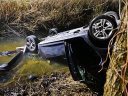 Auto belandt in water in Bergeijk