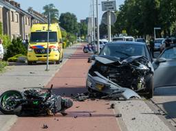 Twee auto's en twee motorfietsen zijn zaterdagaan het eind van de middag betrokken geraakt bij een ongeluk in Roosendaal. Het ongeval gebeurde op de President Kennedylaan. Er raakten zes mensen gewond.