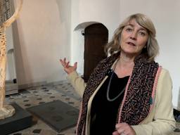 Directeur Marieke Wiegel van de Grote Kerk in Breda bij het beeld Le Squelette (foto: Ronald Sträter).