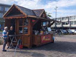 De frietkraam op het dorpsplein is inmiddels vertrokken. (foto: Erik Peeters) 