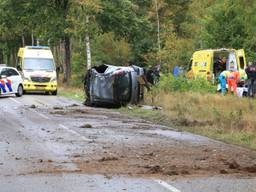 De auto belandde op zijn zij (foto: Harrie Grijseels / SQ Vision).