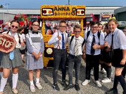 'Blije' leerlingen van de Annaschool maakten een schoolbus (foto: Tonnie Vossen)