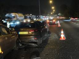 File van ruim een uur op A27 naar Werkendam door ongeluk (foto: Rijkswaterstaat).