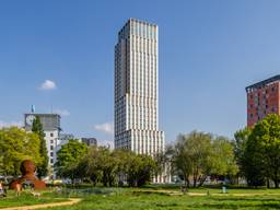 De hoogste woontoren van Eindhoven Lighthouse staat naast het Klokgebouw (foto: Bas Gijselhart / SDK Vastgoed).