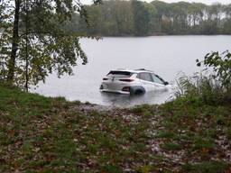 Automobilist onder invloed ramt busje, bekogelt eigenaar en rijdt water in