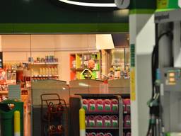 De politie doet onderzoek na de gewapende overval bij de benzinepomp in Rucphen (foto: Perry Roovers/SQ Vision).