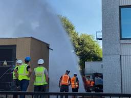 Duizenden liters water spuiten de lucht in na foutje van bouwvakkers