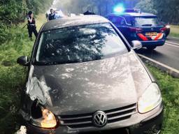 De auto werd klemgereden in Valkenswaard (foto: Koninklijke Marechaussee).