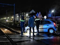Auto belandt op spoor in Oisterwijk na iets te letterlijk volgen van navigatie