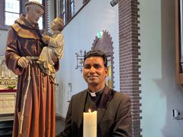 Pater Pushpa Raj in 'zijn' kerk in Nijnsel (foto: Hans Janssen).