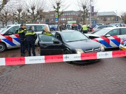 Auto rijdt in op agenten en voetgangers in Heesch