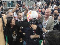 Frits van Eerd, Jos Verstappen en Kelly Piquet feliciteren Max Verstappen. (Foto: ANP)