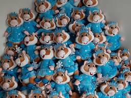 De pluchen hamsters moeten Miriams eenzame lotgenootjes de feestdagen door helpen.