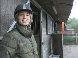 Zahra kan weer paardrijden na diefstal zadels bij dagbesteding