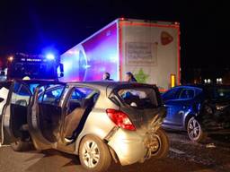 Vier auto's en vrachtwagen botsen op N65, weg weer open richting Tilburg