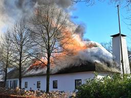 Grote brand in woonboerderij in Moergestel, rieten dak totaal verloren