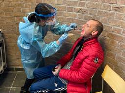 Huisarts Meei Jen Lau tijdens het hoestspreekuur (Foto: Alice van der Plas)