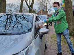 Met je auto in de rij voor een zak oliebollen: 'De lekkerste van het dorp'