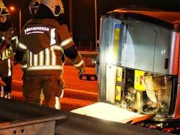 Busje met 26 flessen lachgas over de kop op de A58 bij Molenschot