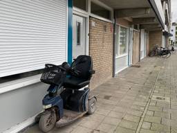 Een scootmobiel bij de flat in Tilburg.