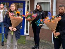 Sophie (tweede van links) en haar medestudenten werden gehuldigd op het Johan Cruijff-college.