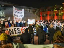 Honderden mensen protesteren tegen windmolens in Heesch