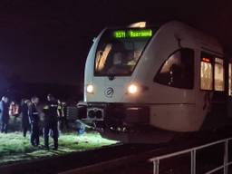 Beelden de verdachte situatie op het spoor bij Holthees. 