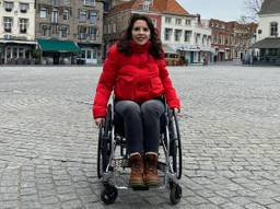 Christel Verbogt in haar rolstoel op de Grote Markt in Bergen op Zoom.