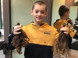 Koen knipte zijn lange lokken af om te doneren (foto: Twan van der Heijden)
