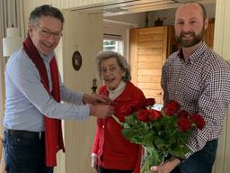 Annie Lodewijkx (90) krijgt speciale speld uitgereikt van oud-minister Jeroen Dijsselbloem en fractievoorzitter Joris van Dam (foto: PvdA/GroenLinks Son en Breugel). 