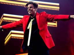 Snollebollekes-zanger Rob Kemps tijdens een optreden in GelreDome (foto: ANP)