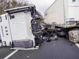 A67 tot 19.00 uur dicht bij Helenaveen na ernstige botsing vrachtwagens