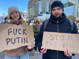 Oekraïners protesteren tegen oorlog: 'Fuck Poetin, wij zijn bang!'
