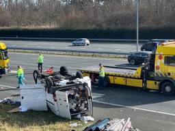 Bestelbus over de kop geslagen op A2 bij Den Bosch