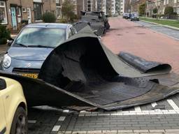 De dakbedekking belandde op geparkeerde auto's. 