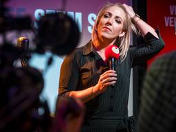 Lilian Marijnissen spreekt het publiek toe in Oss (foto: ANP/Rob Engelaar)