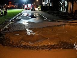 Straat staat bol door gesprongen waterleiding in Berkel Enschot (foto: SQ Vision - Toby de Kort).