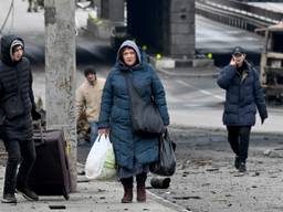 Oekraïners op de vlucht (foto: Sergei Supinsky / AFP).