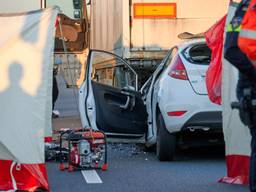 Man (29) overlijdt bij ongeluk op A17, weg tot 21.00 uur dicht