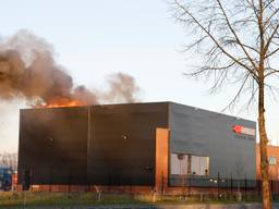 Grote brand bij vrachtwagendealer Damen in Haps